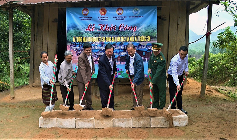 Ủy ban MTTQVN huyện Quảng Ninh và chính quyền địa phương khởi công xây dựng nhà “Đại đoàn kết” cho gia đình bà Hồ Thị Mịa, bản Cổ Tràng, xã Trường Sơn.
