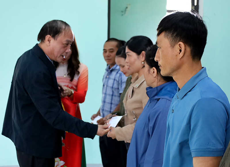 Đại diện lãnh đạo Ủy ban MTTQVN thành phố tặng quà động viên các gia đình gặp khó khăn, gia đình chính sách trên địa bàn 3 xã biển.