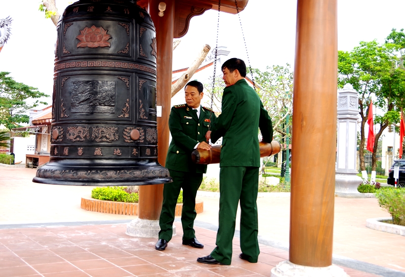 Lãnh đạo Đảng ủy, Bộ Chỉ huy BĐBP tỉnh thực hiện nghi thức thỉnh chuông tại Đền thờ Bác Hồ và các Anh hùng liệt sỹ (quảng trường Hồ Chí Minh, TP. Đồng Hới)