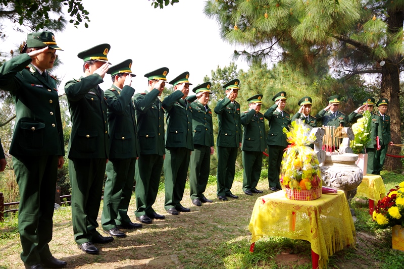 Cán bộ, chiến sĩ Bộ Chỉ huy BĐBP tỉnh, đồn Biên phòng Roòn dâng hương mộ Đại tướng Võ Nguyên Giáp.