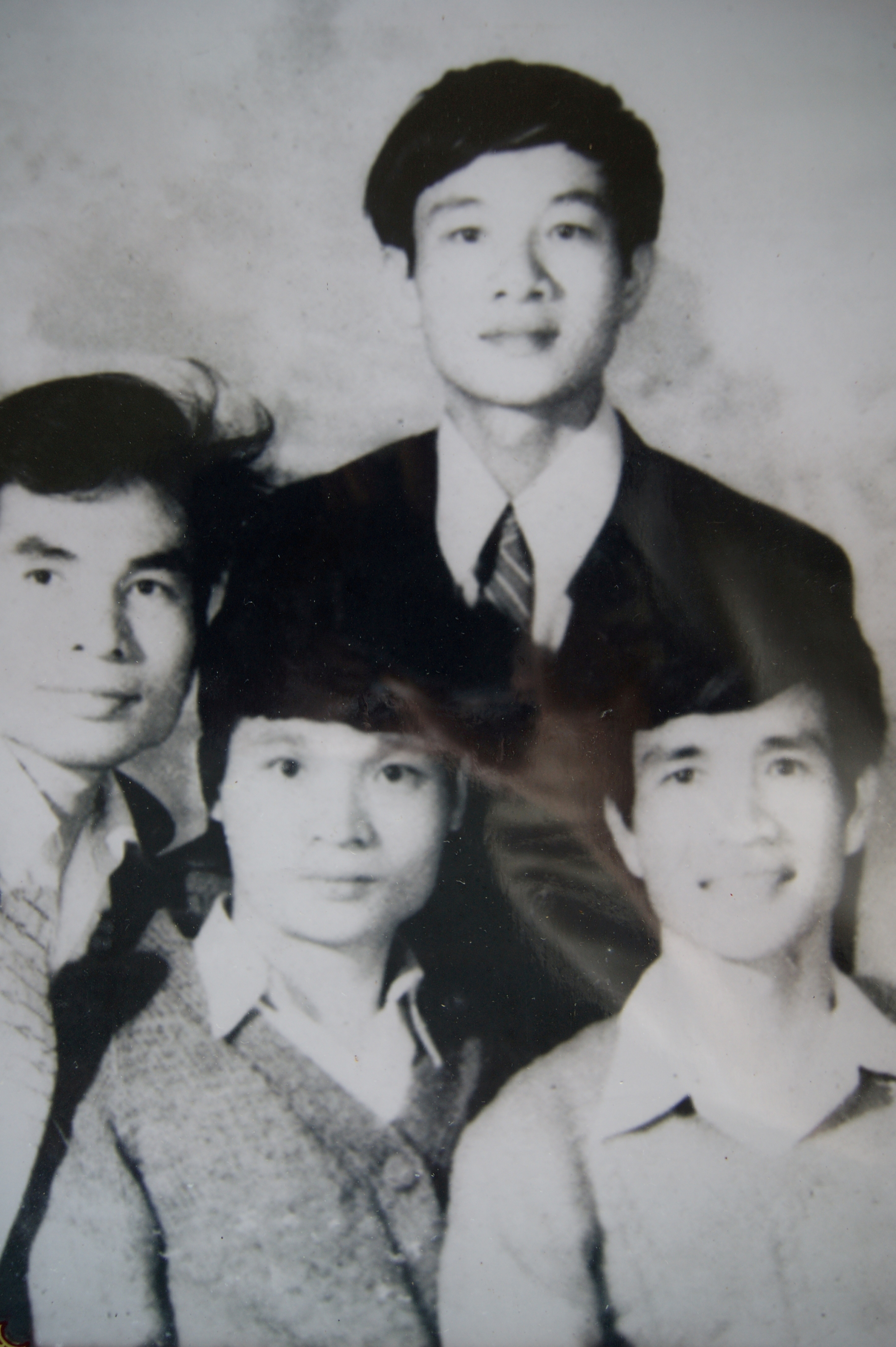 Các nhà thơ (từ trái qua phải): Mai Văn Hoan, Đỗ Hoàng, Hoàng Vũ Thuật và Hải Kỳ (người đứng). <em>Ảnh:</em> <strong>T.M.V</strong>