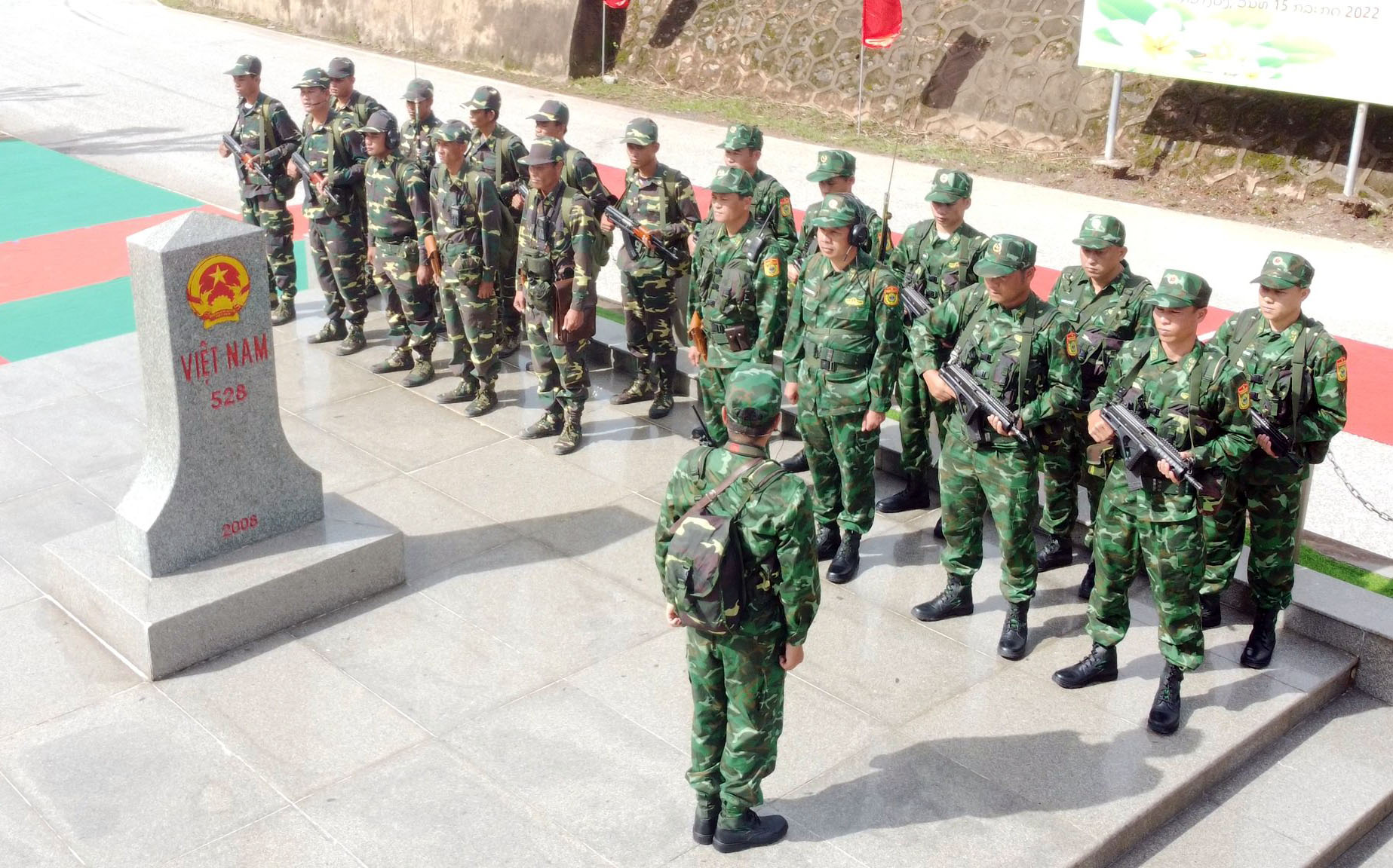 Bộ đội Biên phòng tỉnh và lực lượng bảo vệ biên giới nước bạn Lào tuần tra cột mốc song phương.