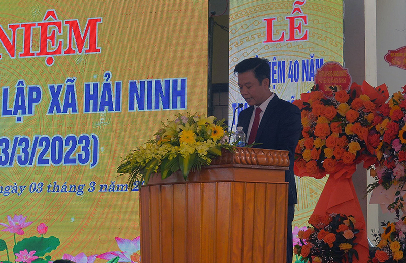 Bí thư Huyện uỷ Quảng Ninh Trần Quốc Tuấn phát biểu tại buổi lễ.