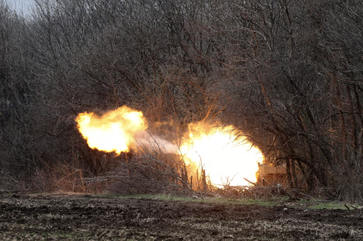 Ukraine khai hỏa lựu pháo ở tiền tuyến gần thành phố Lysychansk, vùng Luhansk ngày 12/4/2022. Ảnh: AFP/Getty Images