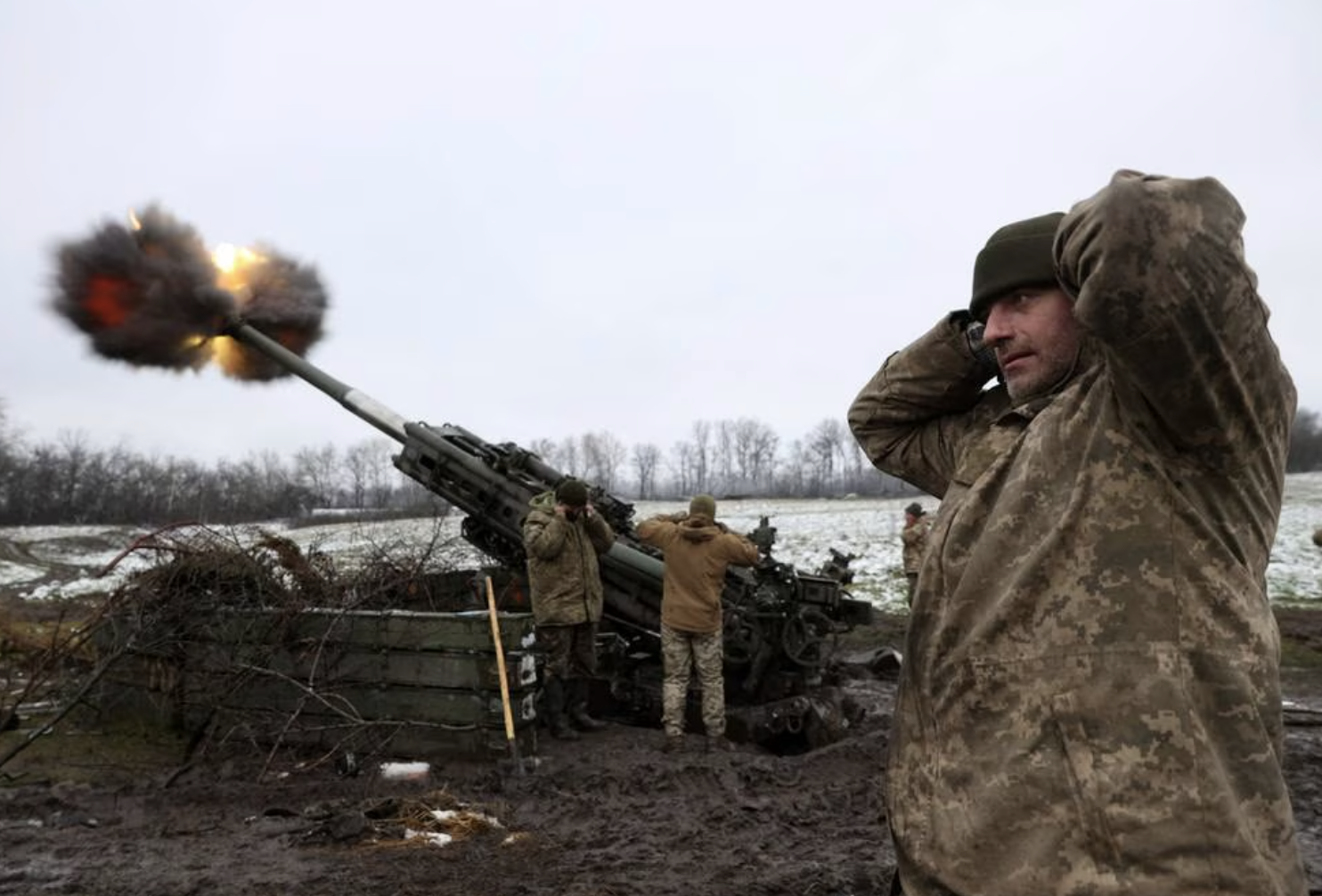 Pháo binh Ukraine nã lựu pháo M777 về phía vị trí Nga ở tiền tuyến miền đông, ngày 23/11/2022. Ảnh: AFP/Getty Images