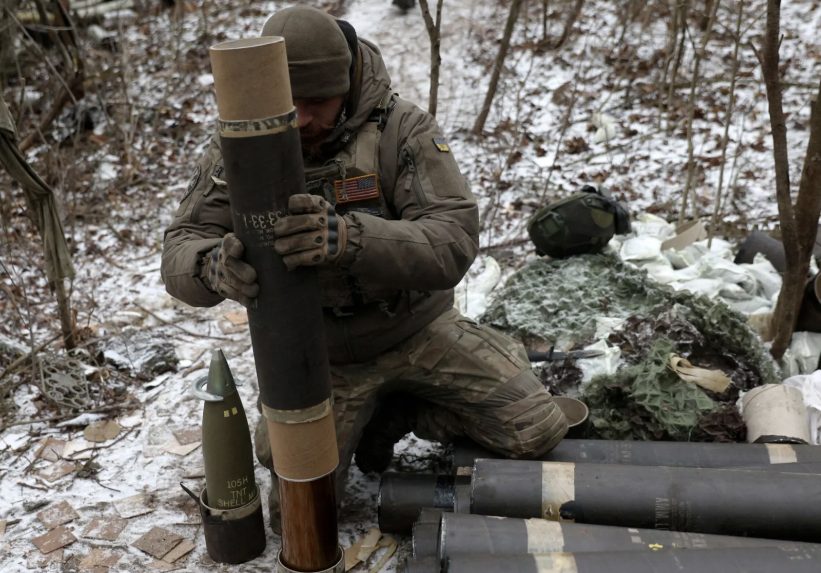 Binh sĩ Ukraine chuẩn bị đạn pháo cho lựu pháo L119. Ảnh: AFP/Getty Images
