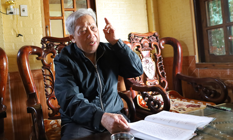 Ông Cao Văn Minh, nguyên Chủ tịch UBND xã Trung Hóa kể lại những tháng năm chiến tranh ác liệt trên địa bàn.