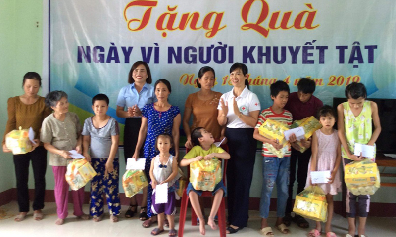 Chị Mai Thị Hoài (thứ 4 từ trái sang) cùng Hội CTĐ huyện thăm và tặng quà cho người khuyết tật.