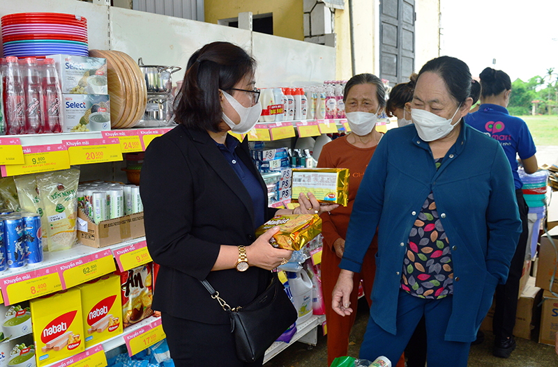  Siêu thị Co.opmart tổ chức chương trình bán hàng lưu động, đưa hàng Việt về nông thôn tại xã Xuân Ninh (Quảng Ninh). 