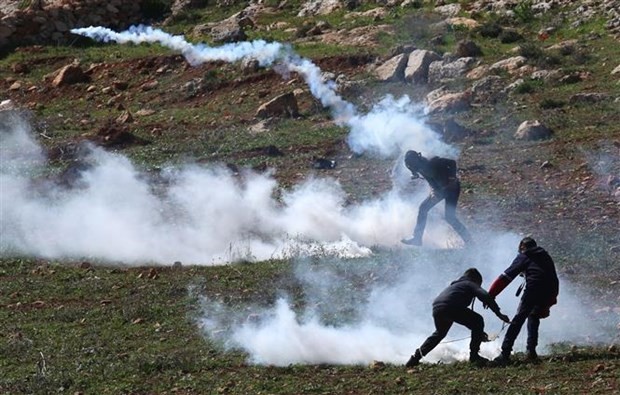 Người biểu tình Palestine xung đột với binh sĩ Israel tại làng Beit Dajan, khu Bờ Tây ngày 17/2/2023. (Ảnh: THX/TTXVN)