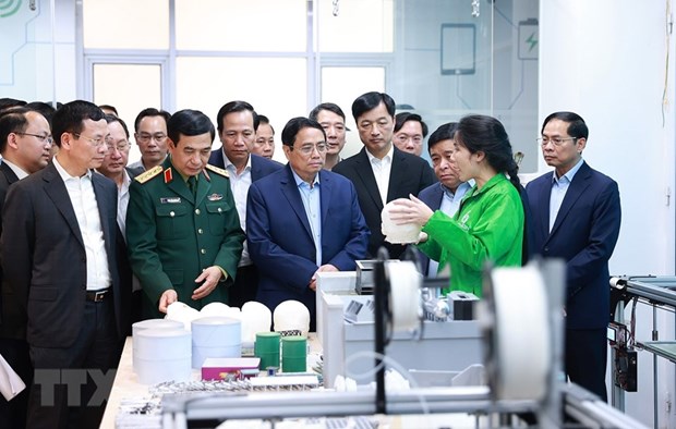  Thủ tướng Phạm Minh Chính nghe giới thiệu về các đơn vị nghiên cứu, sản xuất trong Trung tâm Đổi mới sáng tạo Quốc gia (NIC). (Ảnh: Dương Giang/TTXVN)