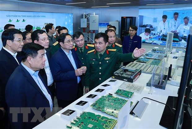 Thủ tướng Phạm Minh Chính tham quan sản phẩm ứng dụng công nghệ cao của Viettel. (Ảnh: Dương Giang/TTXVN)