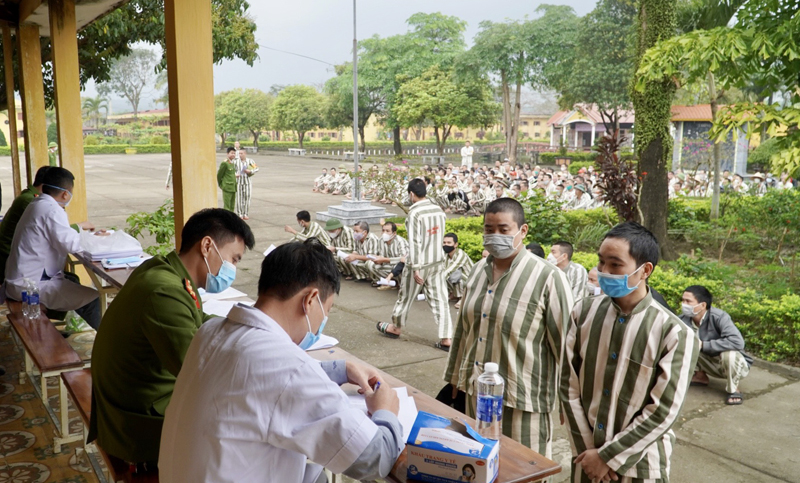 Các y bác sĩ CDC Quảng Bình khám sàng lọc bệnh lao cho phạm nhân tại Trại giam Đồng Sơn.