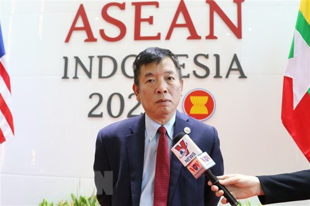 Đại sứ Vũ Hồ, Quyền Trưởng SOM ASEAN trả lời phỏng vấn của phóng viên TTXVN. (Ảnh: Đào Trang/TTXVN)