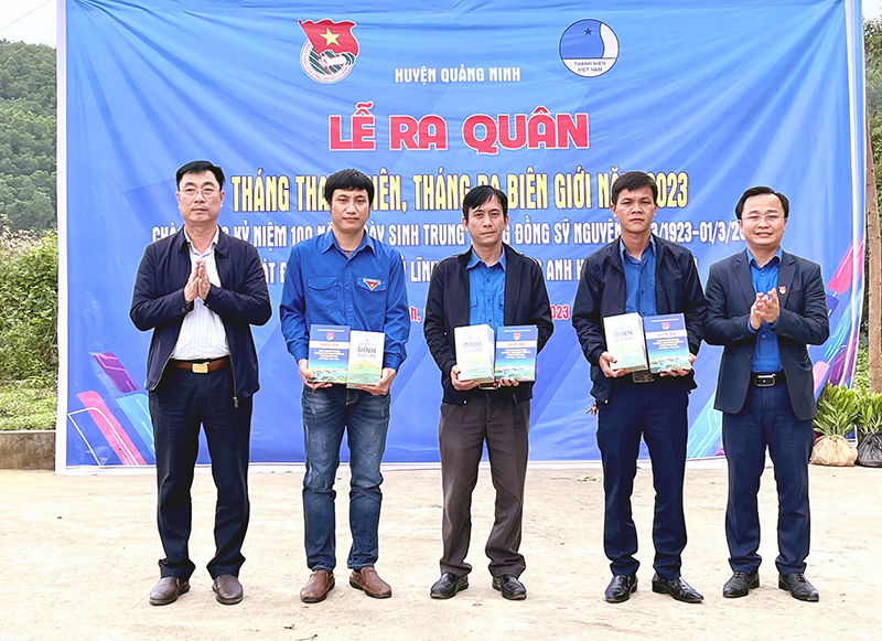 Lãnh đạo huyện Quảng Ninh và Huyện đoàn Quảng Ninh trao tặng sách cho các Đoàn trường THPT trên địa bàn.