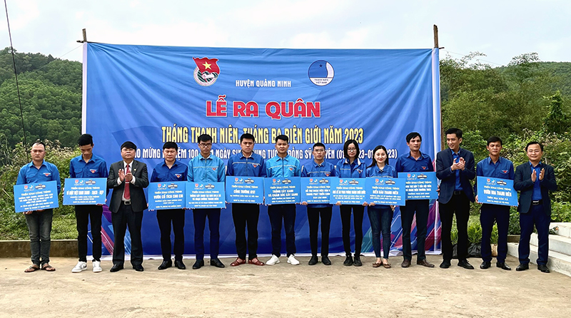 Lãnh đạo Tỉnh đoàn Quảng Bình và huyện Quảng Ninh trao biển đảm nhận các công trình trong tháng thanh niên cho các đơn vị.