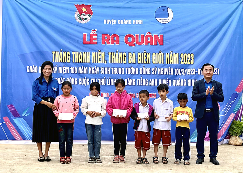 Trao học bổng cho các em học sinh trên địa bàn xã Trường Xuân.