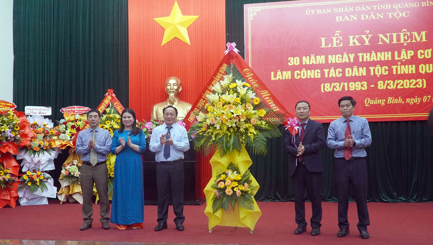 Đồng chí Phó Bí thư Thường trực Tỉnh ủy, Chủ tịch HĐND tỉnh Trần Hải Châu tặng hoa cho Ban Dân tộc