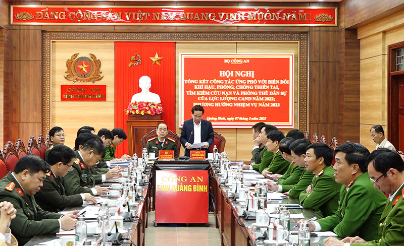 Đồng chí Phó Chủ tịch UBND tỉnh Phan Mạnh Hùng phát biểu tham luận tại hội nghị.