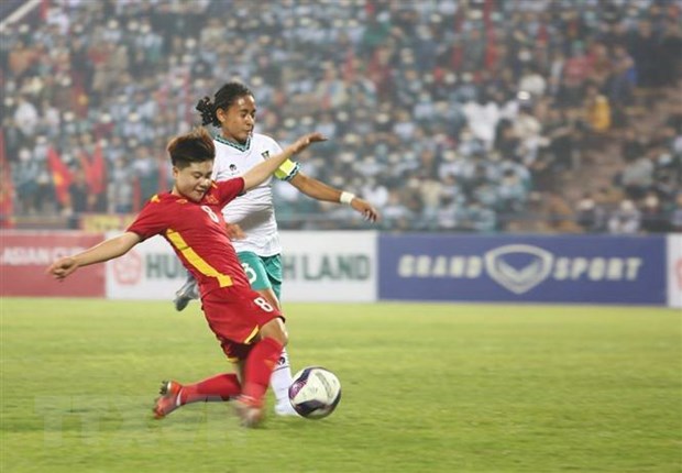 Tình huống tranh cướp bóng quyết liệt của các cầu thủ nữ U20 Việt Nam và nữ U20 Indonesia. (Ảnh: Tạ Toàn/TTXVN)