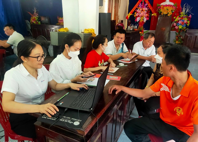 PC Quảng Bình hỗ trợ chuyển đổi HĐMBĐ sinh hoạt sang phương thức điện tử cho khách hàng.