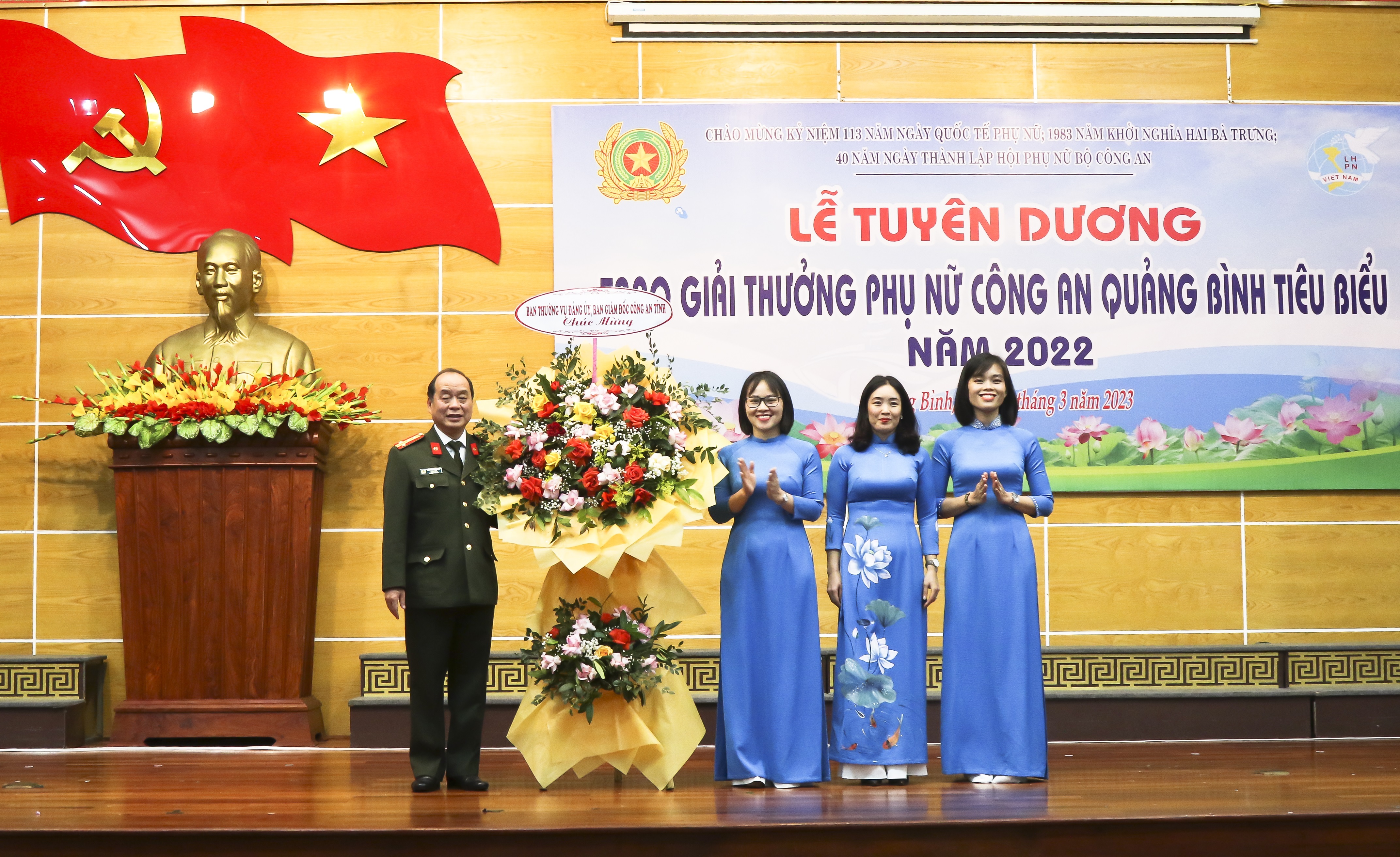 Đồng chí đại tá Nguyễn Hữu Hợp, Giám đốc Công an tỉnh tặng hoa chúc mừng Hội Phụ nữ Công an tỉnh.