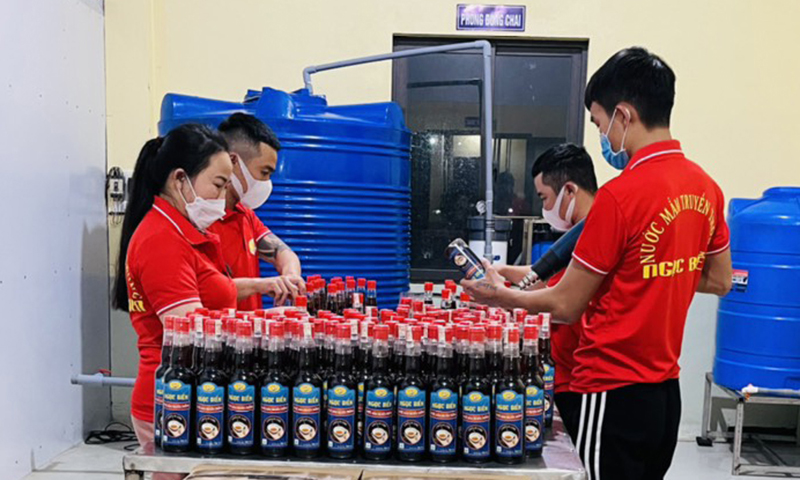 Tuân thủ quy trình trong sản xuất nước mắm “Ngọc Biển” của Công ty TNHH Thương mại và DVTH Việt Trung.