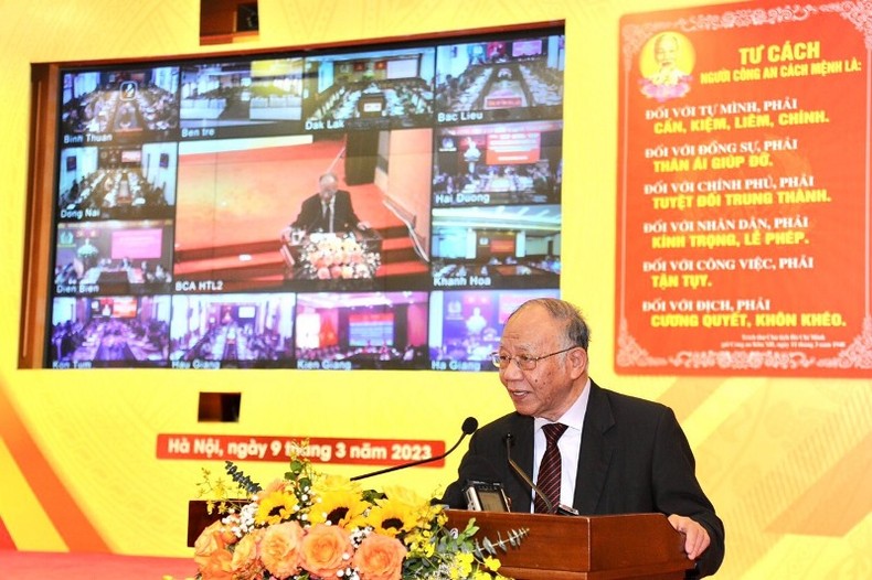 Giáo sư Hoàng Chí Bảo tham luận tại hội thảo.