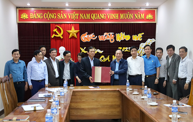 Đồng chí Phó Bí thư Thường trực Tỉnh ủy Trần Hải Châu và các thành viên đoàn công tác tặng quà Công ty CP Lệ Ninh.