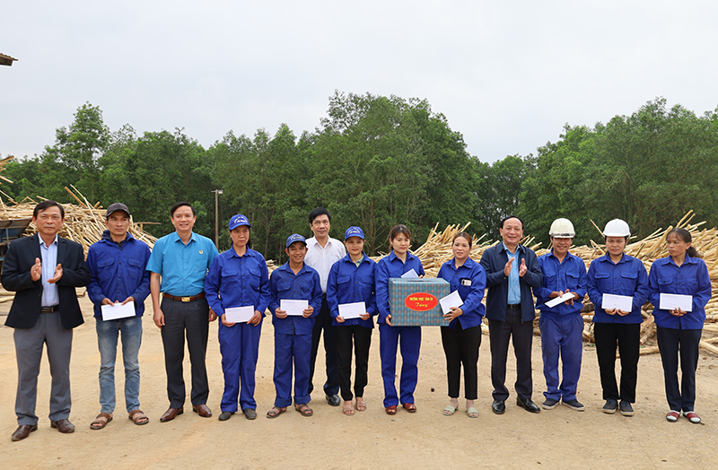  Đồng chí Phó Bí thư Thường trực Tỉnh ủy Trần Hải Châu và các thành viên đoàn công tác tặng quà động viên người lao động có hoàn cảnh khó khăn của Nhà máy chế biến dăm gỗ.   