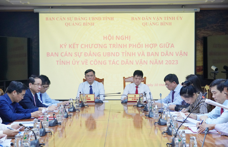 Đồng chí Chủ tịch UBND tỉnh Trần Thắng, và đồng chí Trưởng ban Dân vận Tỉnh ủy Lê Văn Bảo chủ trì hội nghị.