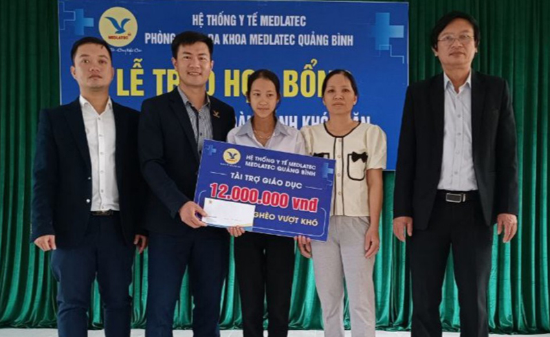 Đại diện MEDLATEC Quảng Bình và nhà trường trao học bổng cho em Hoàng Thị Kim Chi lớp 10A11, trường THPT Nguyễn Chí Thanh.