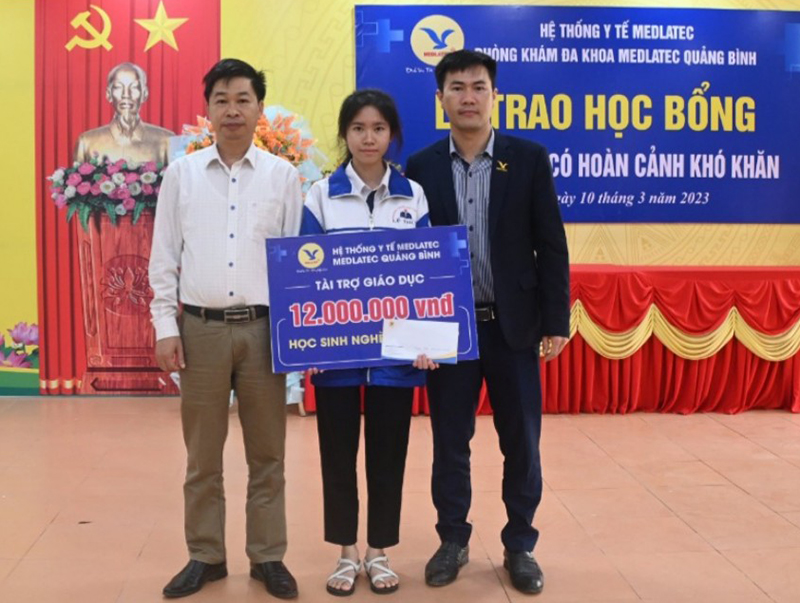 Đại diện MEDLATEC Quảng Bình và nhà trường trao học bổng cho em Hoàng Thị Khánh Linh lớp 12A11, Trường THPT Lệ Thủy.