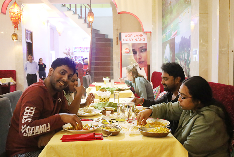  Người Ấn Độ có những thói quen ăn uống đặc trưng (trong ảnh, du khách Ấn Độ trải nghiệm tại nhà hàng Ganesh Phong Nha).