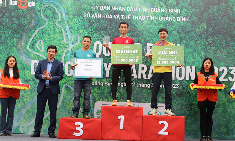 Đồng chí Hồ An Phong trao thưởng cho các vận động viên đoạt giải ở cự ly 42km nam.