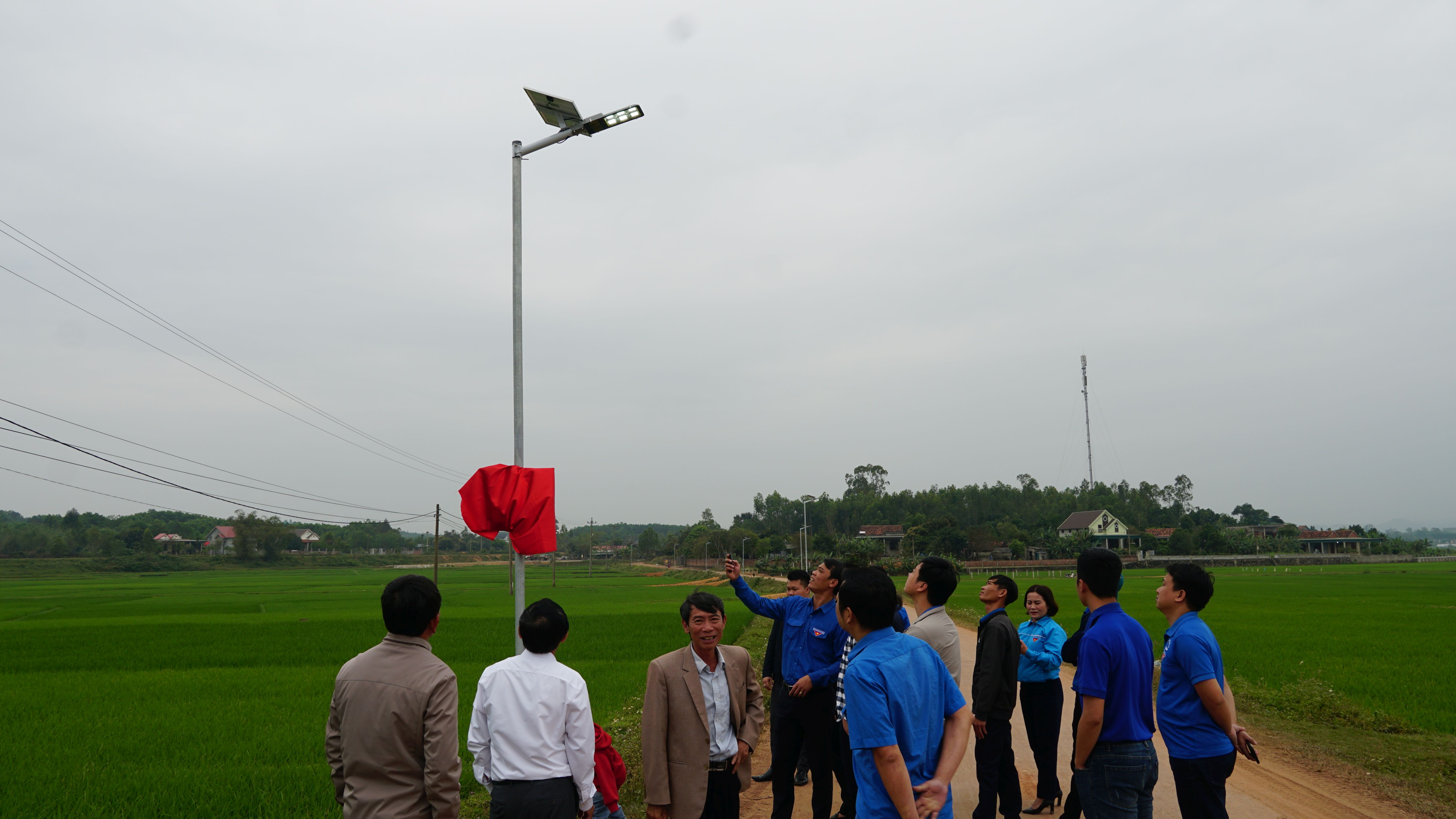 Công trình cồng 24 cụm đèn, dài khoảng 1 km đi quan thôn Tiền Tiến, xã Quảng Châu (Quảng Trạch)