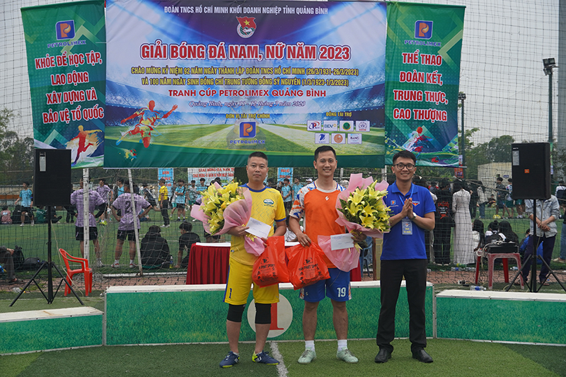 Ban Tổ chức trao giải cho cầu thủ xuất sắc nhất.