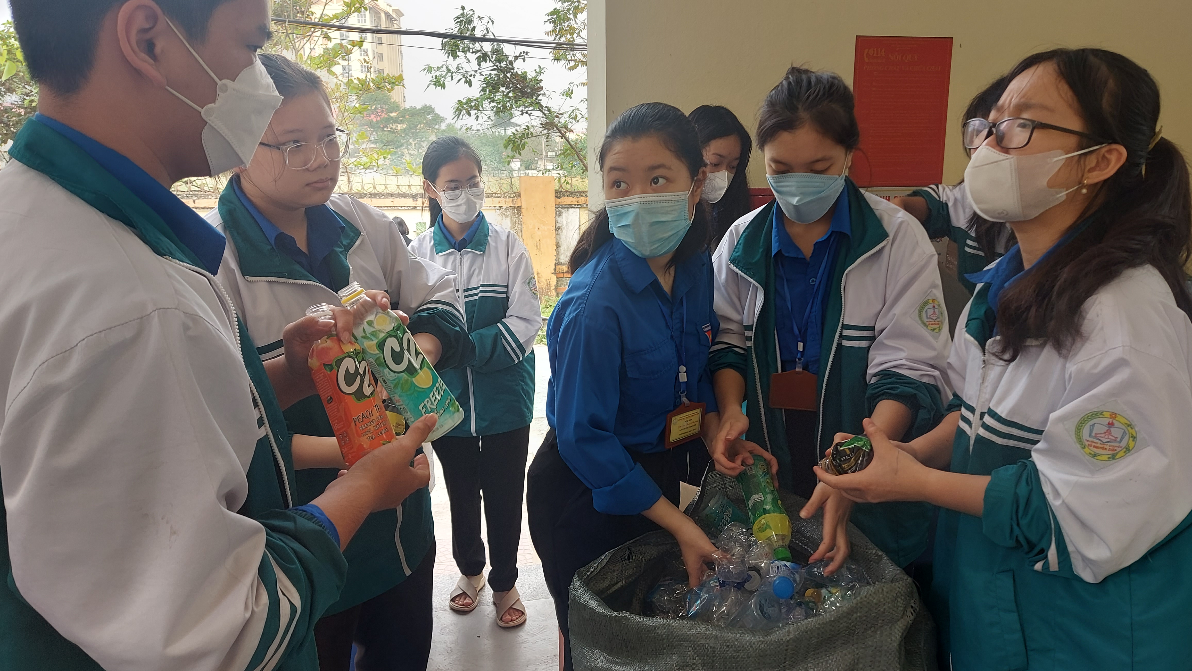 Học sinh lớp 10 chuyên Sinh tổ chức thu gom rác thải hàng tuần.
