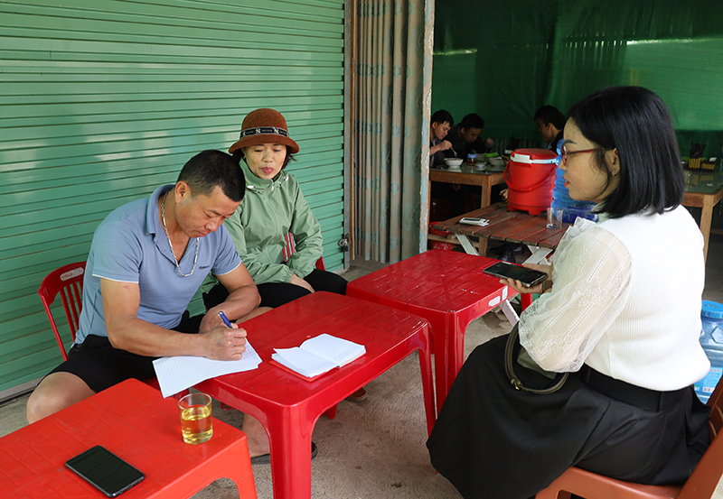 Vợ chồng anh chị Đinh Thị Huế và Đinh Văn Nam ở thôn Bình Minh tự nguyện viết đơn xin được thoát nghèo.