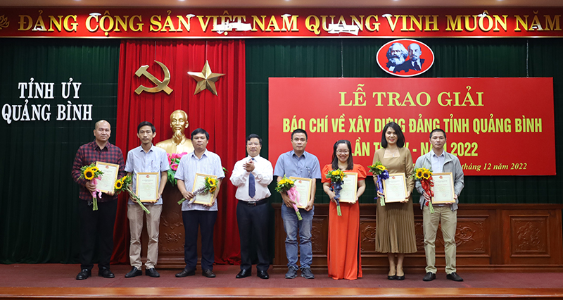 Đồng chí Trưởng ban Tuyên giáo Tỉnh ủy Cao Văn Định trao giải B Giải báo chí xây dựng Đảng tỉnh Quảng Bình lần thứ IV-năm 2022 cho các tác giả, nhóm tác giả. (Ảnh: Hiền Chi)