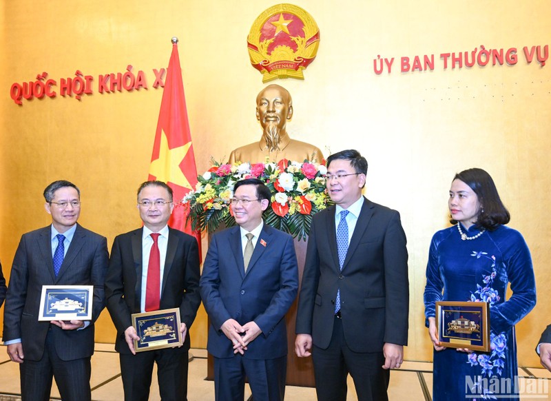 Chủ tịch Quốc hội Vương Đình Huệ với các đồng chí Trưởng Cơ quan đại diện Việt Nam ở nước ngoài tại buổi tiếp. (Ảnh: DUY LINH)