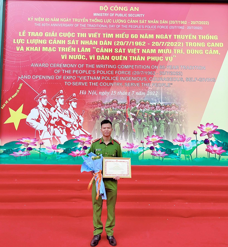 Trung úy Ngô Thanh Hà vinh dự đạt giải B cuộc thi “Tìm hiểu 60 năm Ngày truyền thống lực lượng Cảnh sát nhân dân” do Bộ Công an phát động.