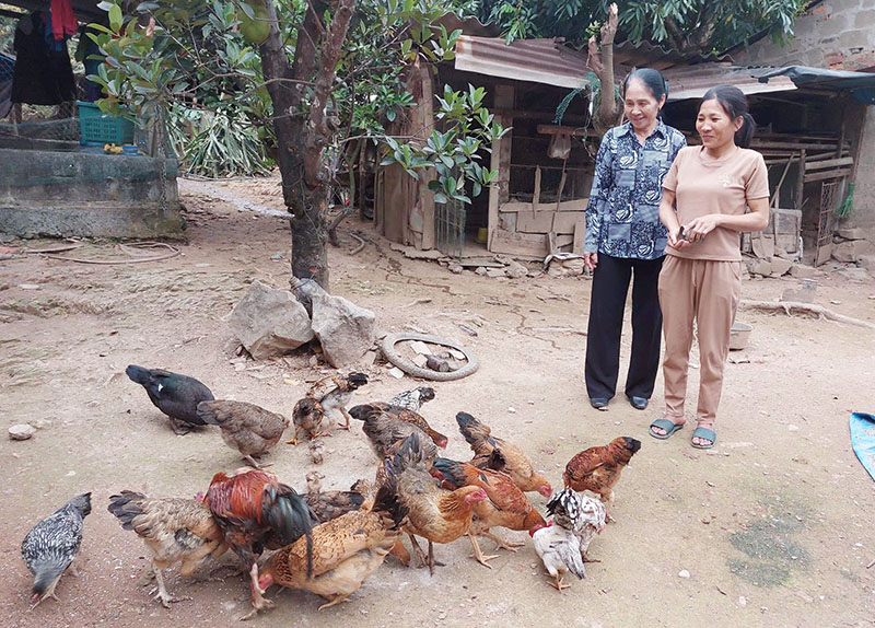 Hơn 20 năm, bà Trần Thị Trúc (bên trái) luôn đồng hành với những hộ nghèo.