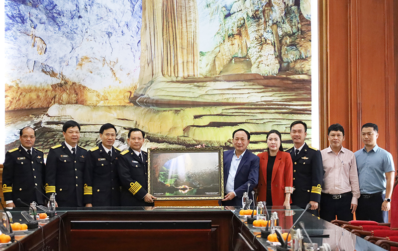 Đồng chí Phó Bí thư Thường trực Tỉnh ủy Trần Hải Châu tặng quà lưu niệm cho đoàn công tác.