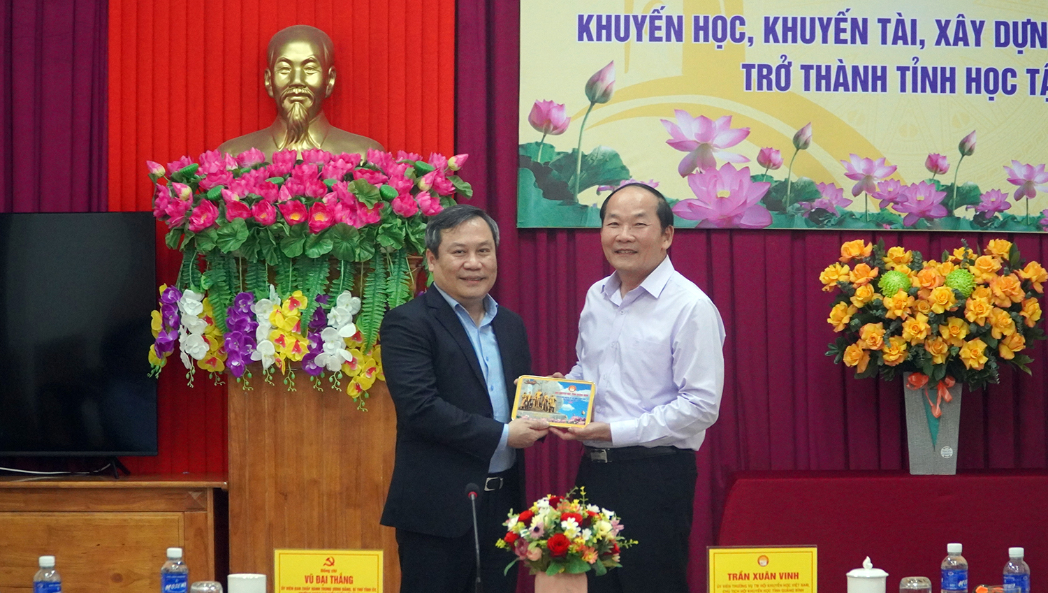 Đồng chí Trần Xuân Vinh, Chủ tịch Hội Khuyến học tỉnh tặng biểu trưng của Hội Khuyến học tỉnh cho đồng chí Bí thư Tỉnh ủy Vũ Đại Thắng