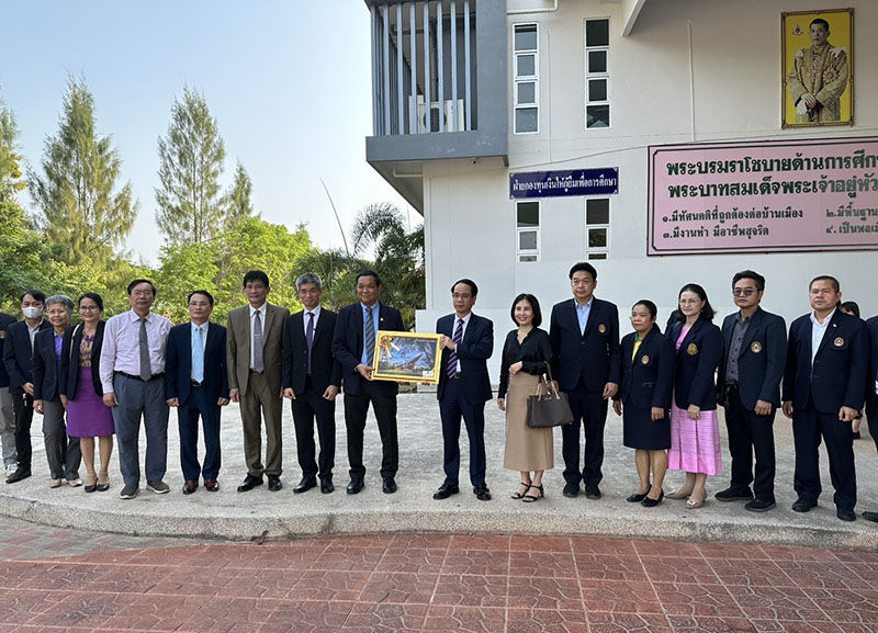 Đoàn đến thăm, làm việc với Trường đại học Hoàng gia Sakon Nakhon