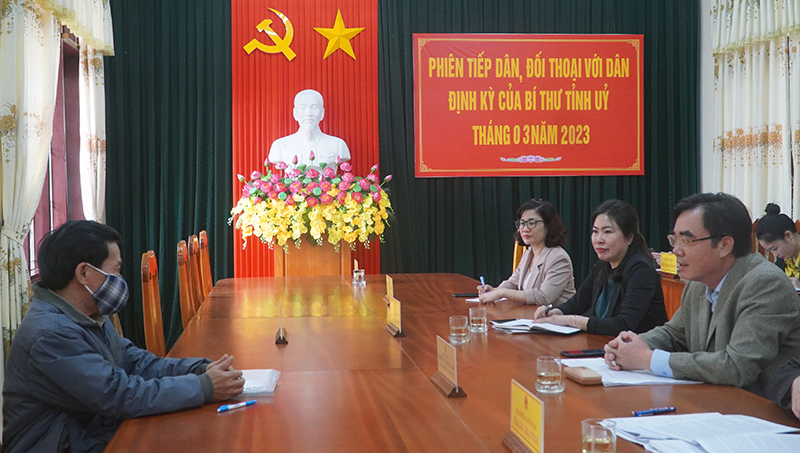 Đồng chí Nguyễn Lương Bình, Ủy viên Ban Thường vụ, Trưởng ban Nội chính Tỉnh ủy xem xét, hướng dẫn, trả lời các kiến nghị của công dân