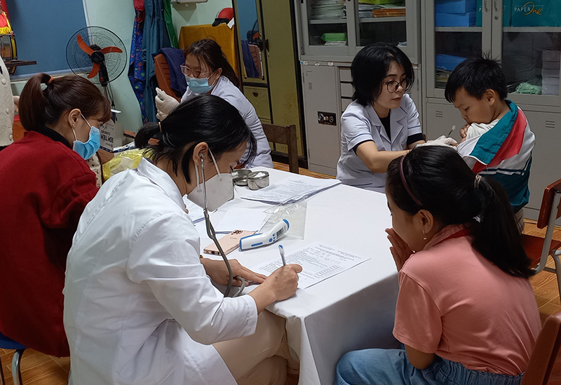 Người dân được chăm sóc sức khỏe tại TYT phường Bắc Nghĩa.