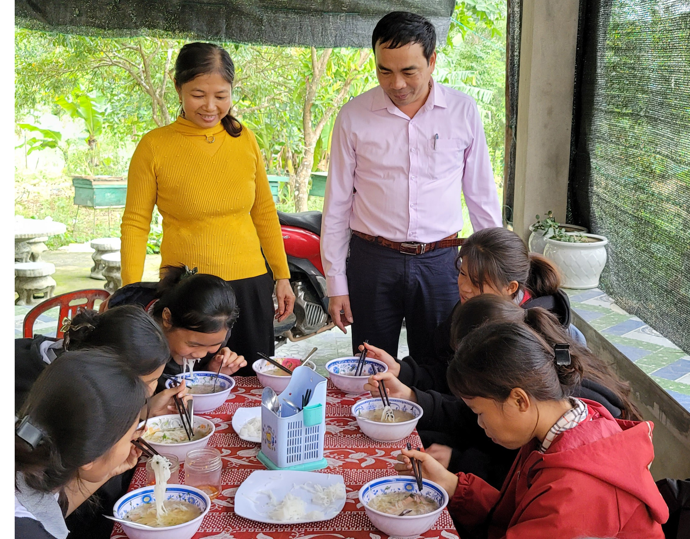  Bếp ăn của mẹ Diệu “tiếp lửa” giúp học sinh Bru-Vân Kiều xã Trường Xuân đến trường chuyên cần hơn.