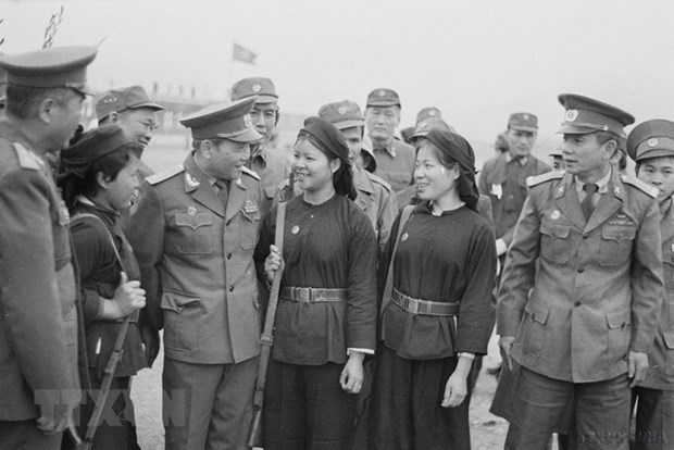 Đại tướng Chu Huy Mân, Chủ nhiệm Tổng cục Chính trị nói chuyện với các nữ dân quân dân tộc Tày ở Lạng Sơn (1984). (Ảnh: Hứa Kiểm/TTXVN)